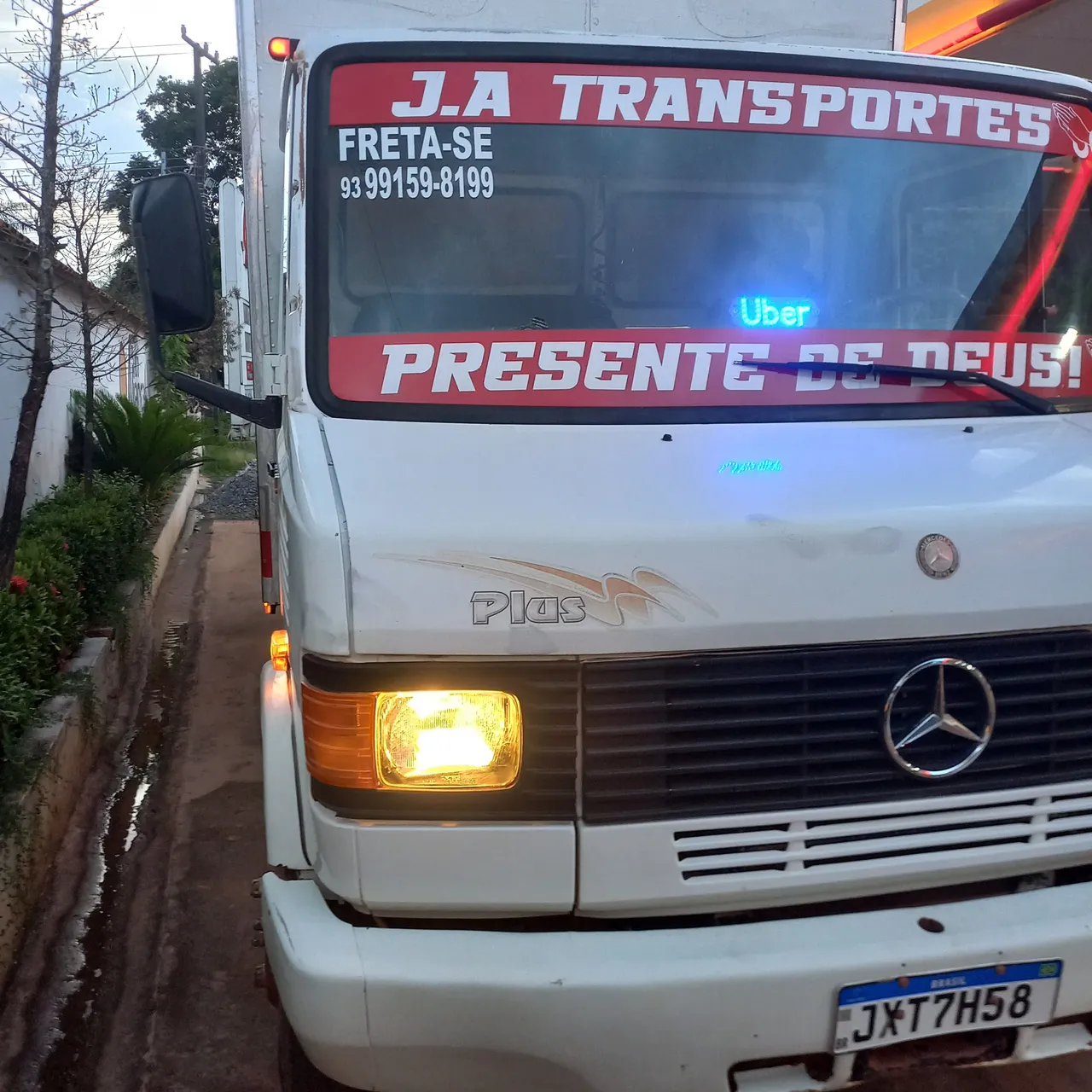 Caminhão 710 bau