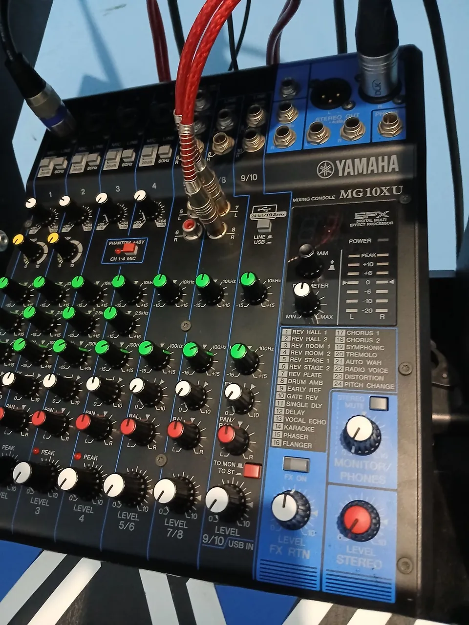 Mesa de Som Yamaha MG10XU - Perfeita para Estúdios e Shows!