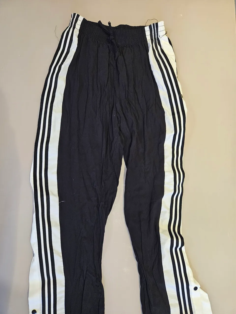 Calça Preta com Listras Brancas