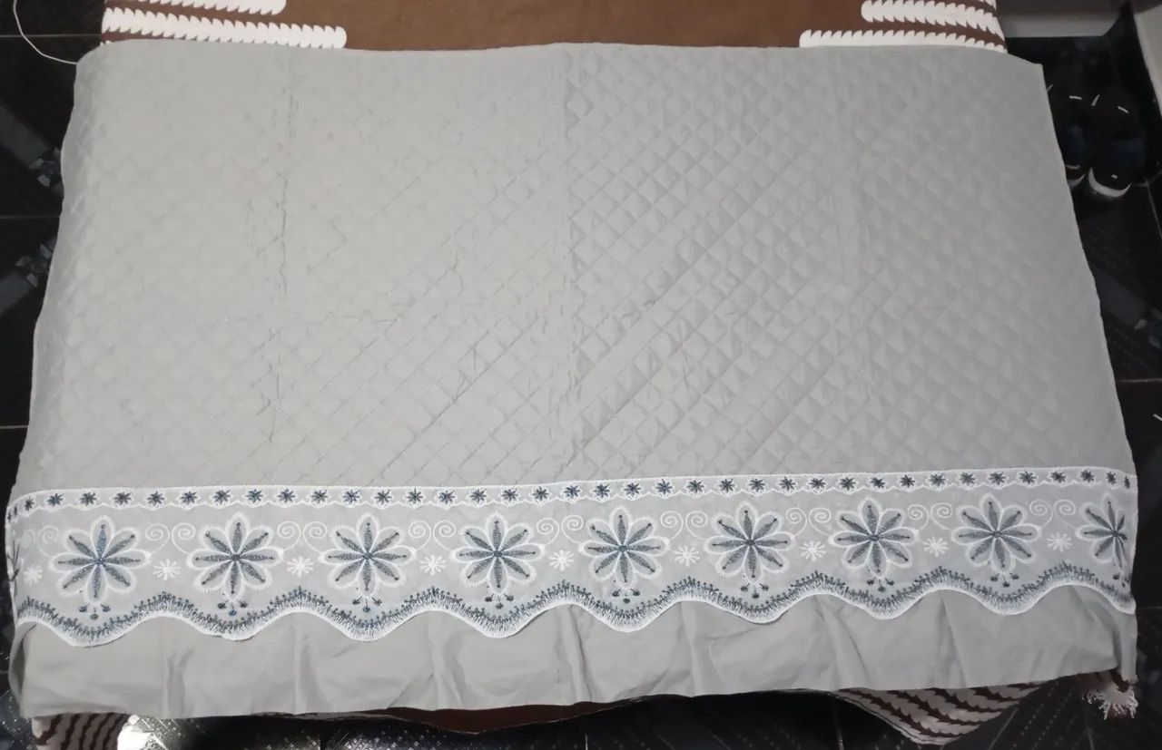 Meia colcha com babado.