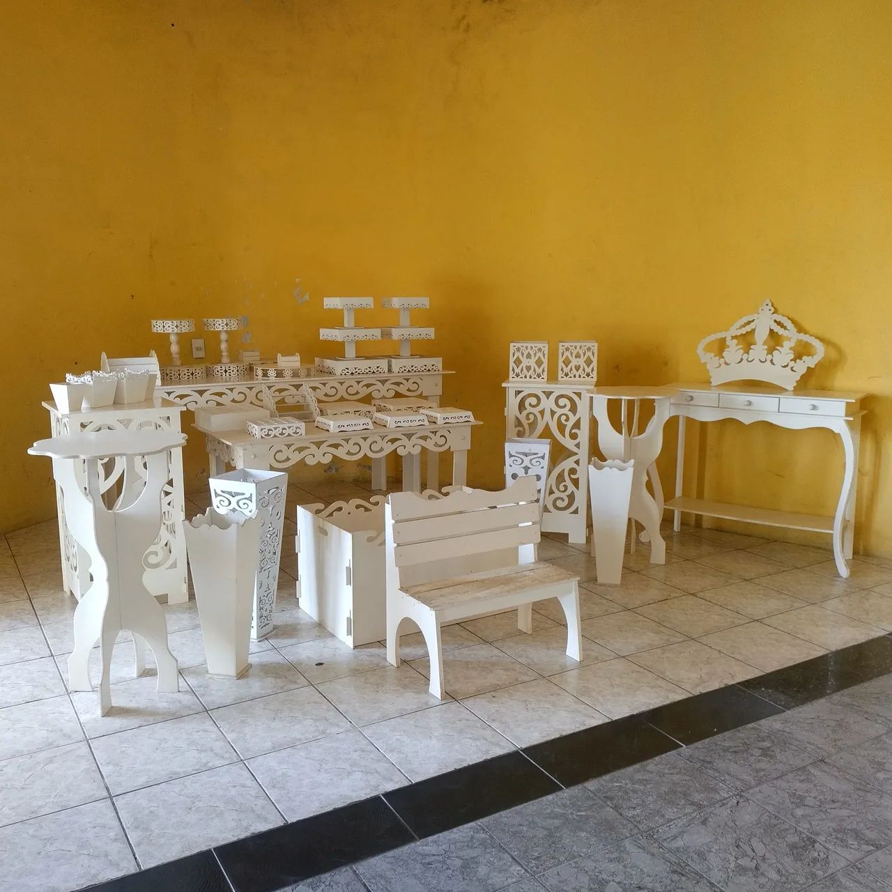 Conjunto de Móveis Brancos - Decoração de Festa