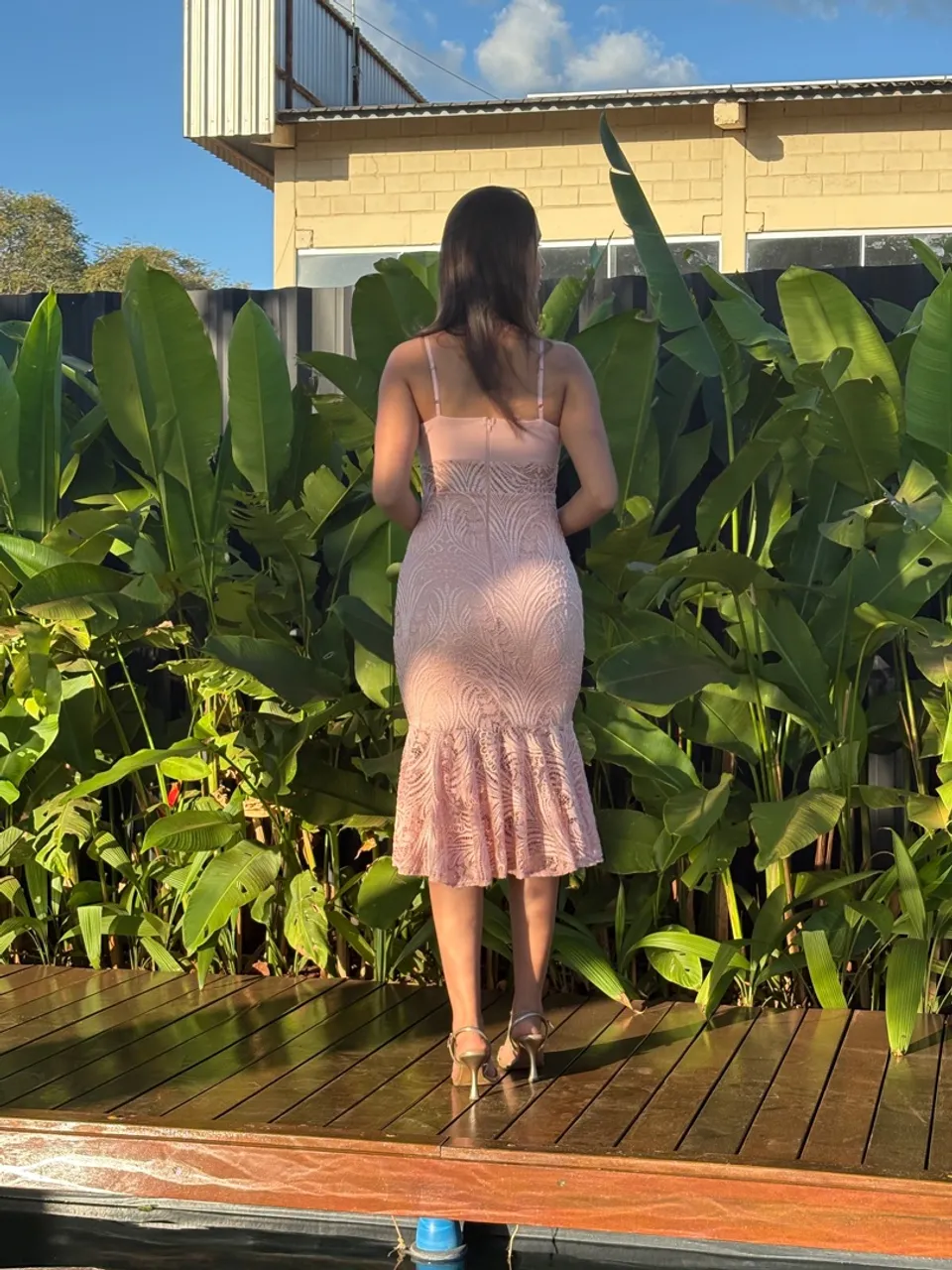 Vestido de festa rosa com babado