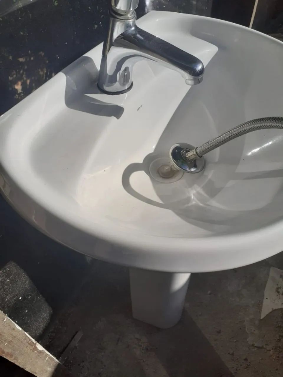 Cuba de cerâmica com torneira Deca - Foto 3