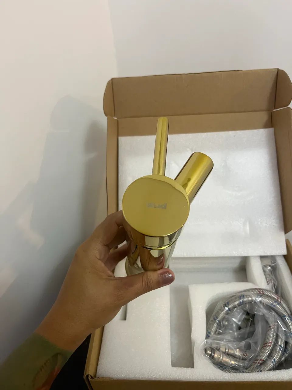 Torneira para Banheiro Mini Misturador Monocomando Dourada - nova na caixa - Foto 4