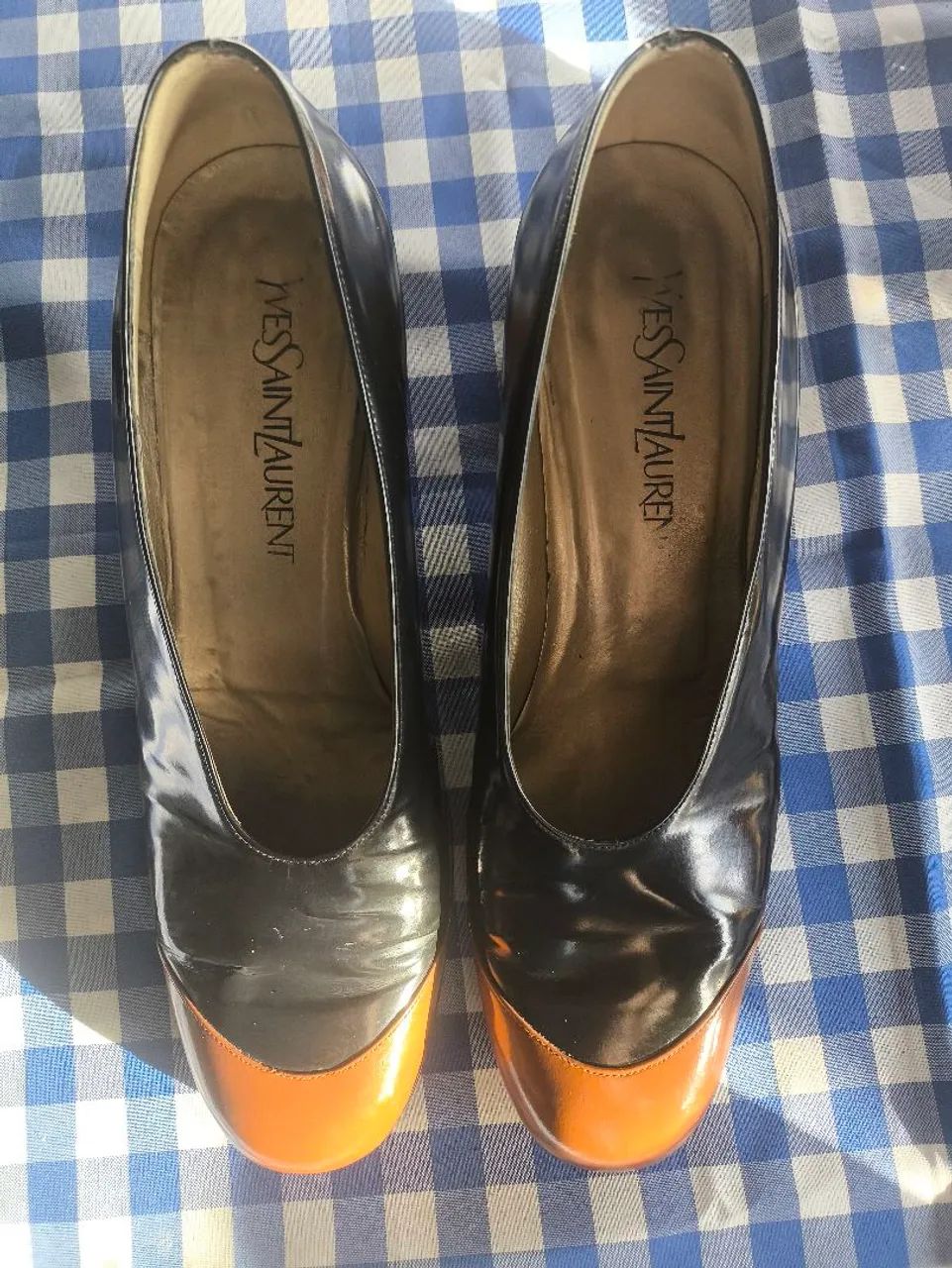 Sapatos YSL pretos e laranja
