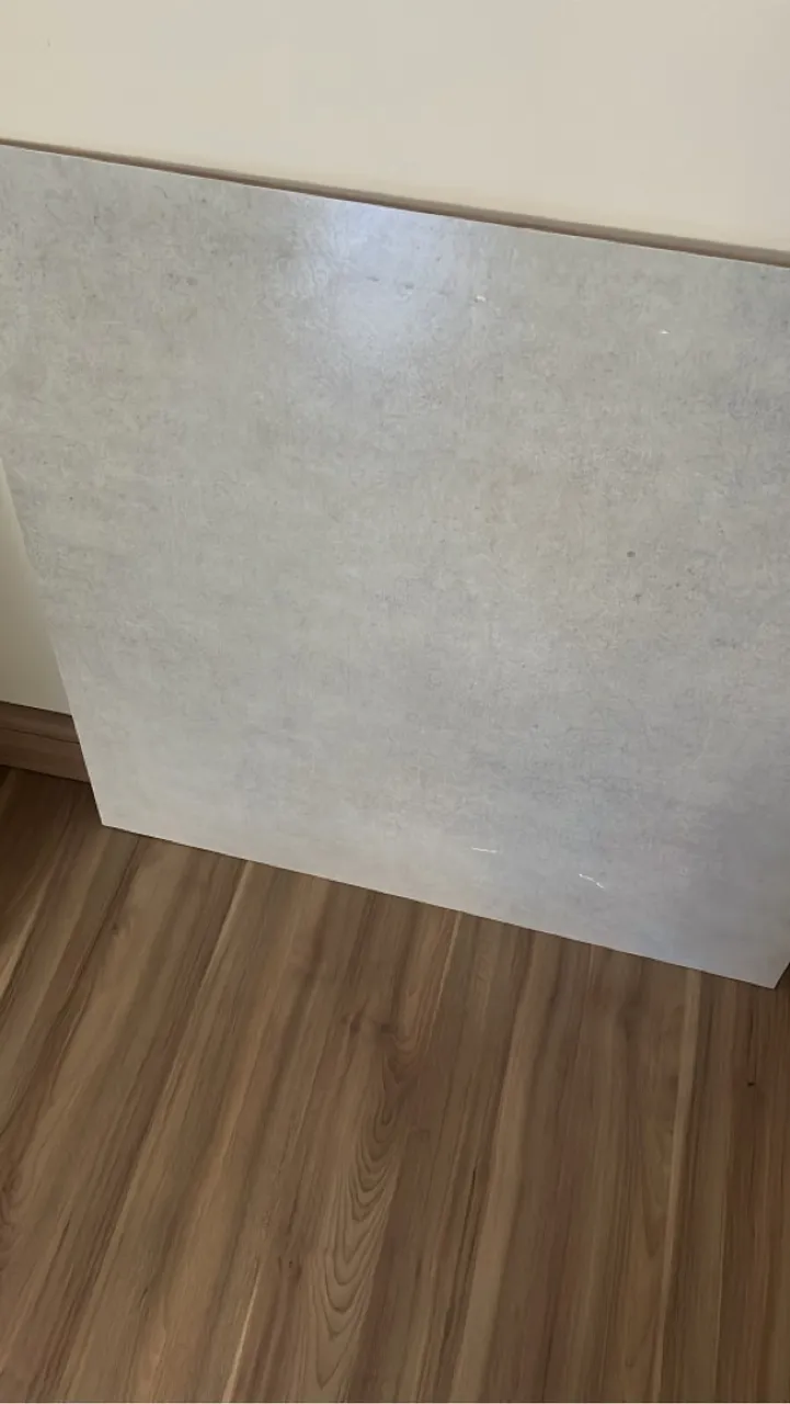 Placas de porcelanato cinza claro
