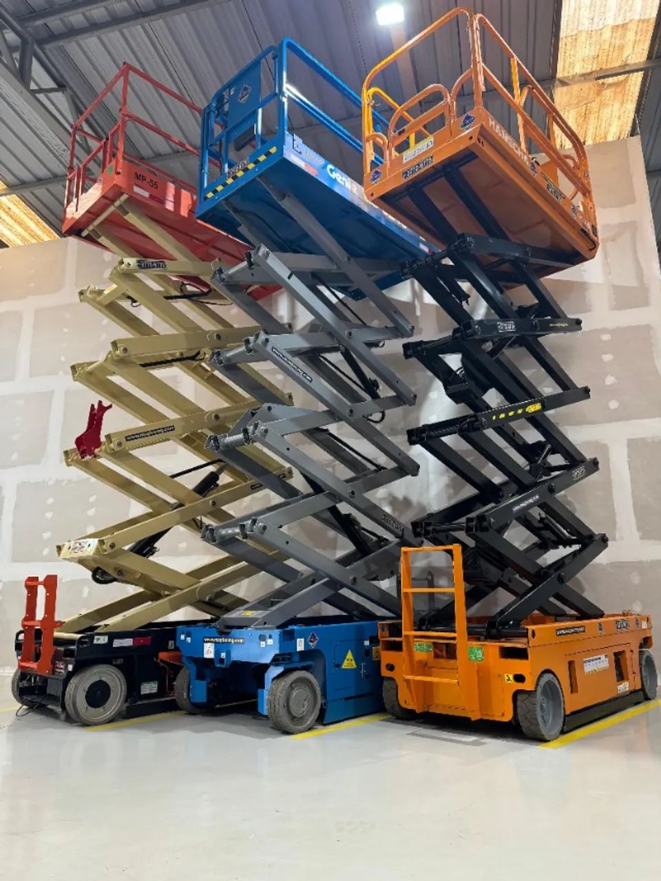 LOCAÇÃO DE PLATAFORMAS TESOURAS DE 8MTS A 14MTS - Foto 4