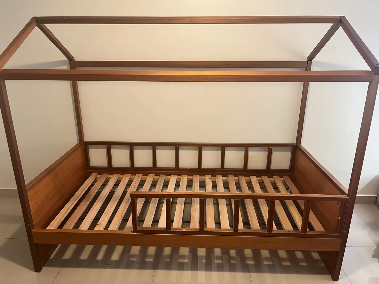 Cama Infantil Casinha (solteiro) Cia do Móvel com grade e meia grade (montessoariana)