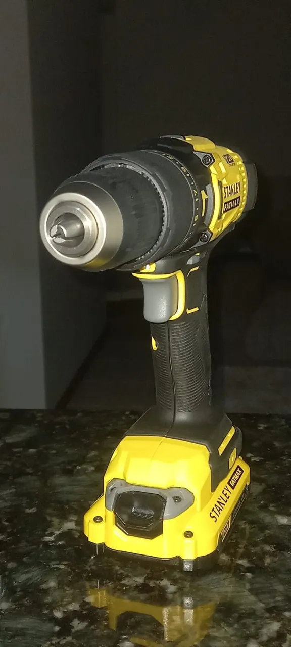 Furadeira e parafusadeira profissional 20V Stanley SCD711 com 1 bateria e 1 carregador