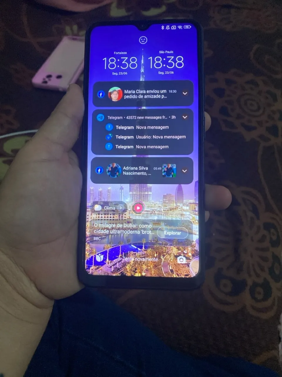 Vendo celular bem conservado valor 600 mais tem conversar