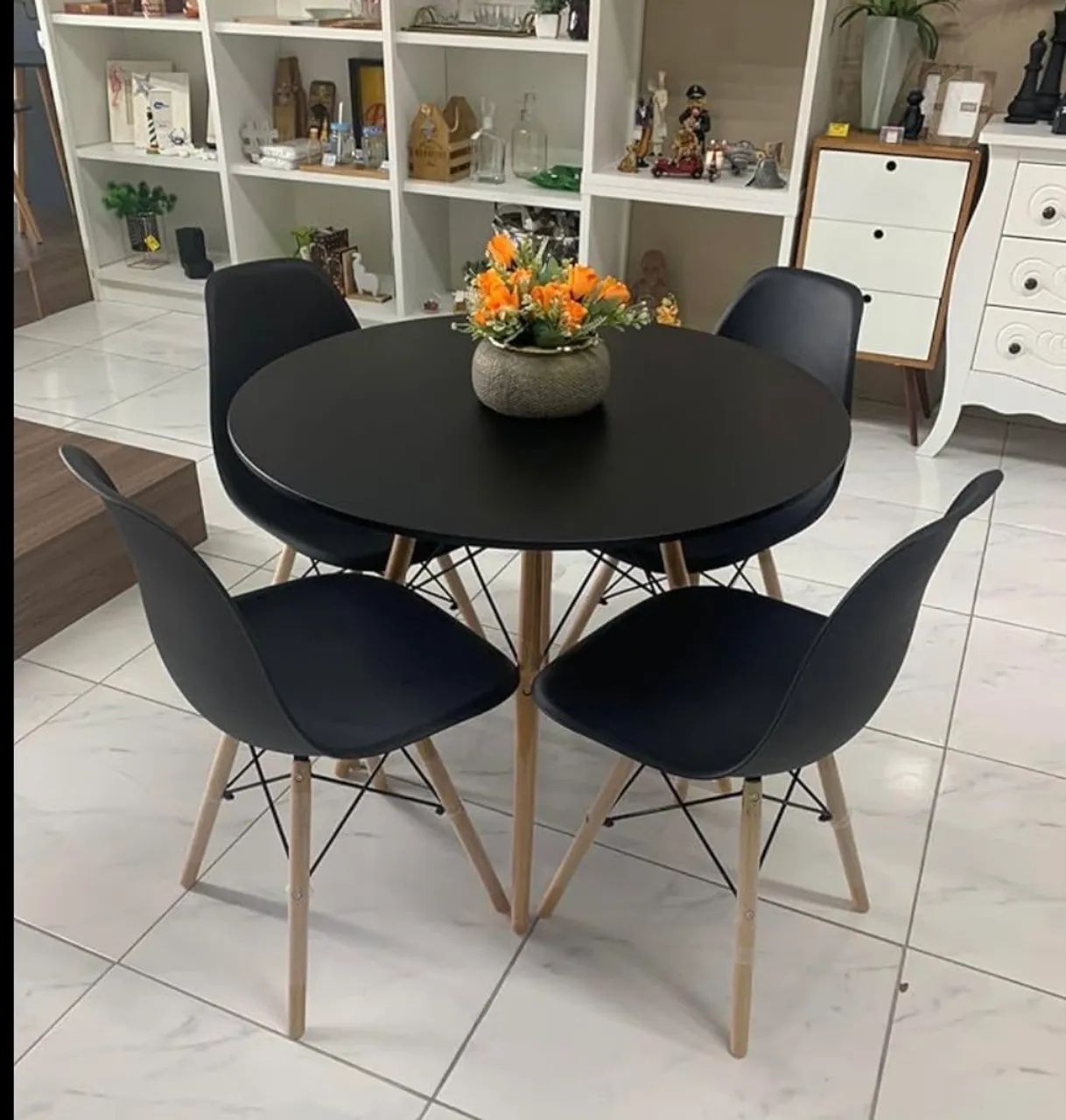 Mesa de jantar com 4 cadeiras eiffel