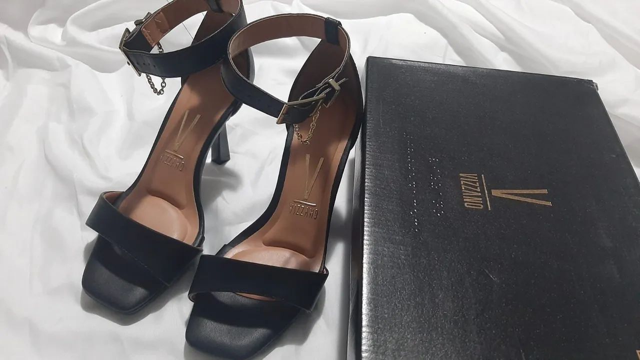 Sandália Salto Alto Preta com Detalhes em Corrente - Foto 2