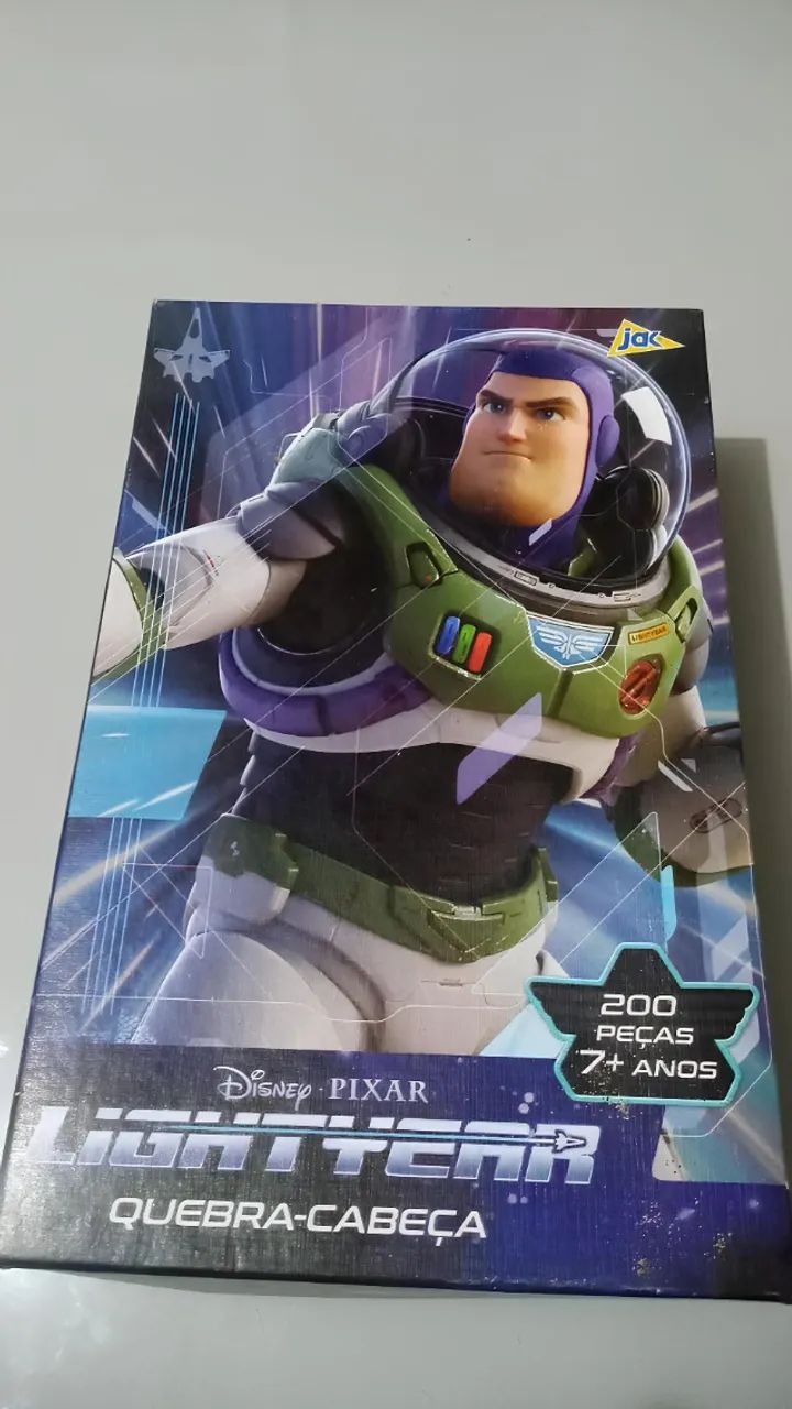 Quebra-cabeça Buzz Lightyear 200 peças. Diverte e estimula a mente das crianças.