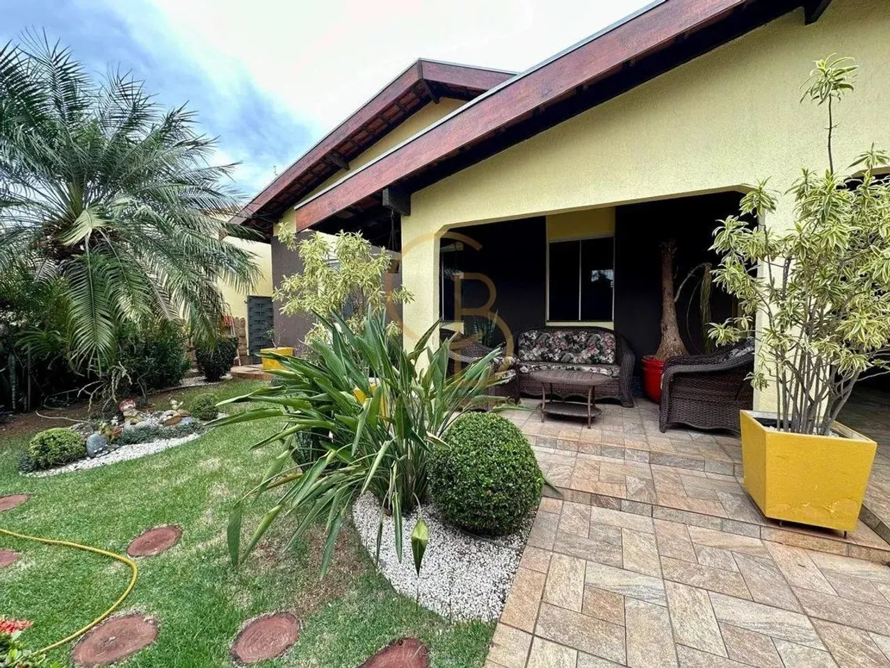 CASA COMPLETA À VENDA - PORTEIRA FECHADA, TOTALMENTE MOBILIADA E DECORADA!