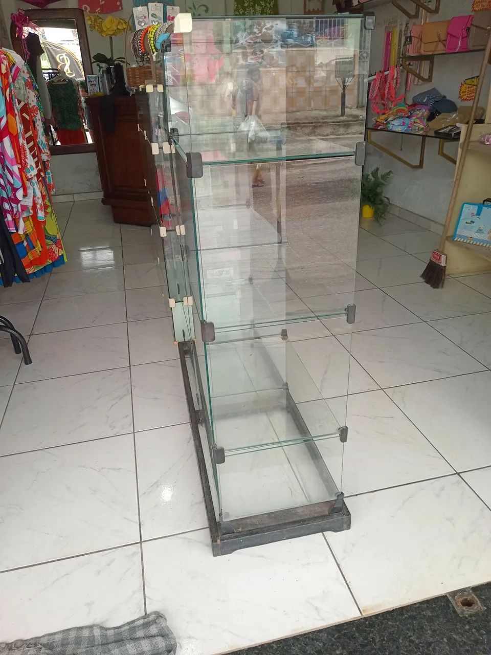 PACOTE PARA DESAPEGAR, balcão de vidro,manequins, arrara, cruzetas,cabides de parrede - Foto 2