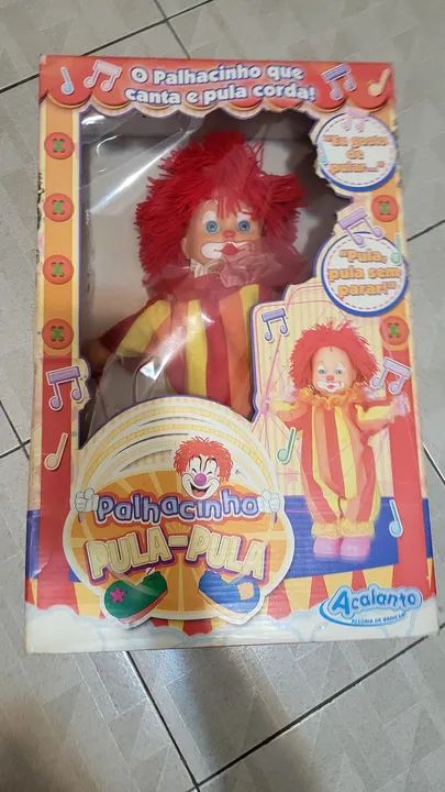 Palhaço que pula corda e canta