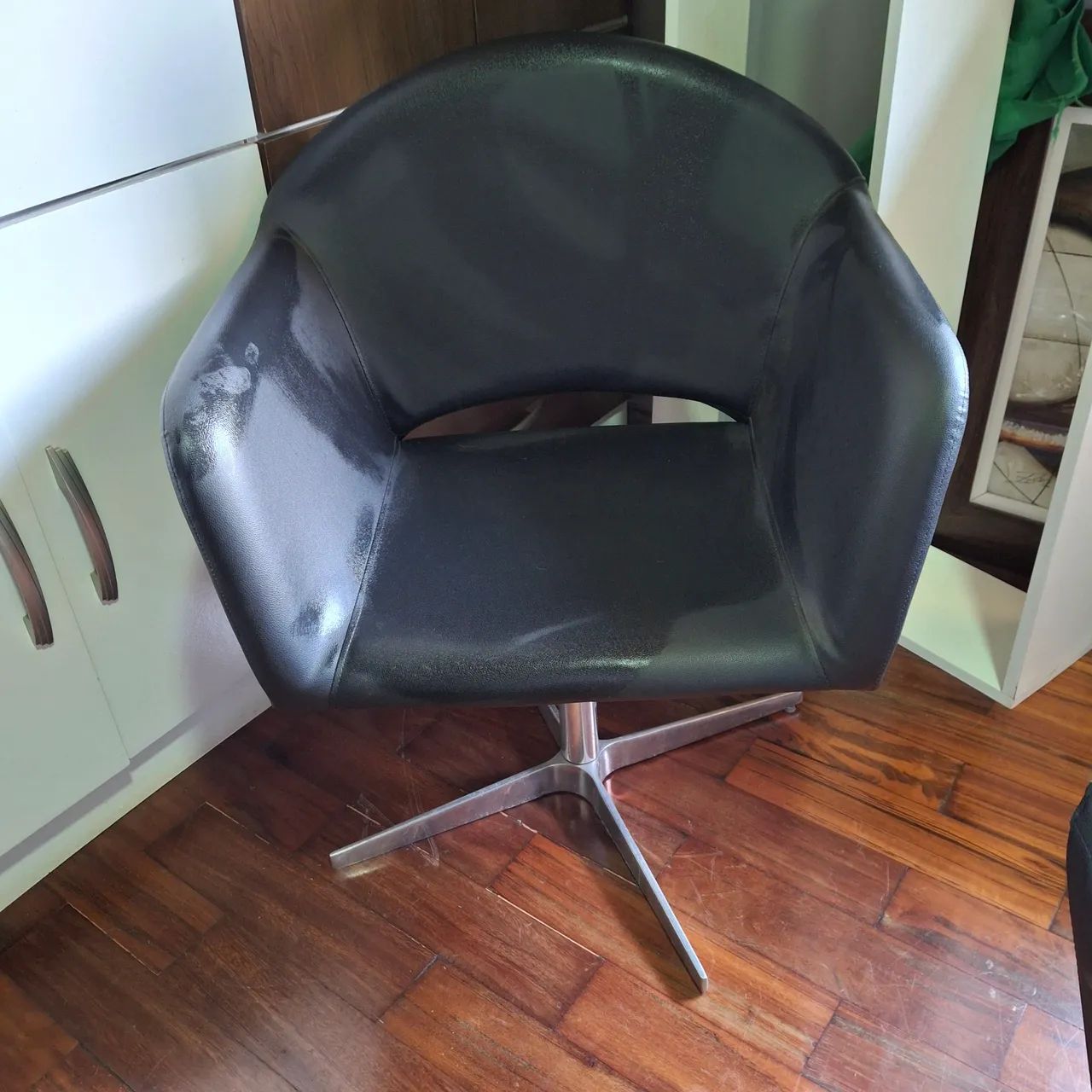2 Poltronas Giratórias em Couro, pés de inox - Foto 3