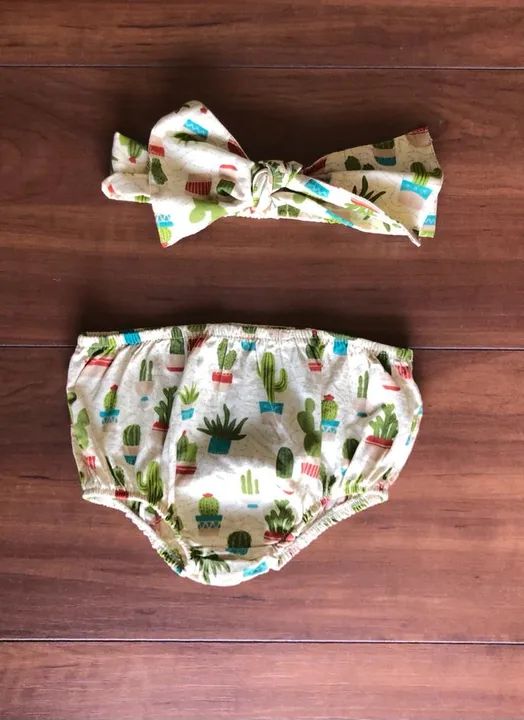 Conjunto de bebê com estampa de cactos