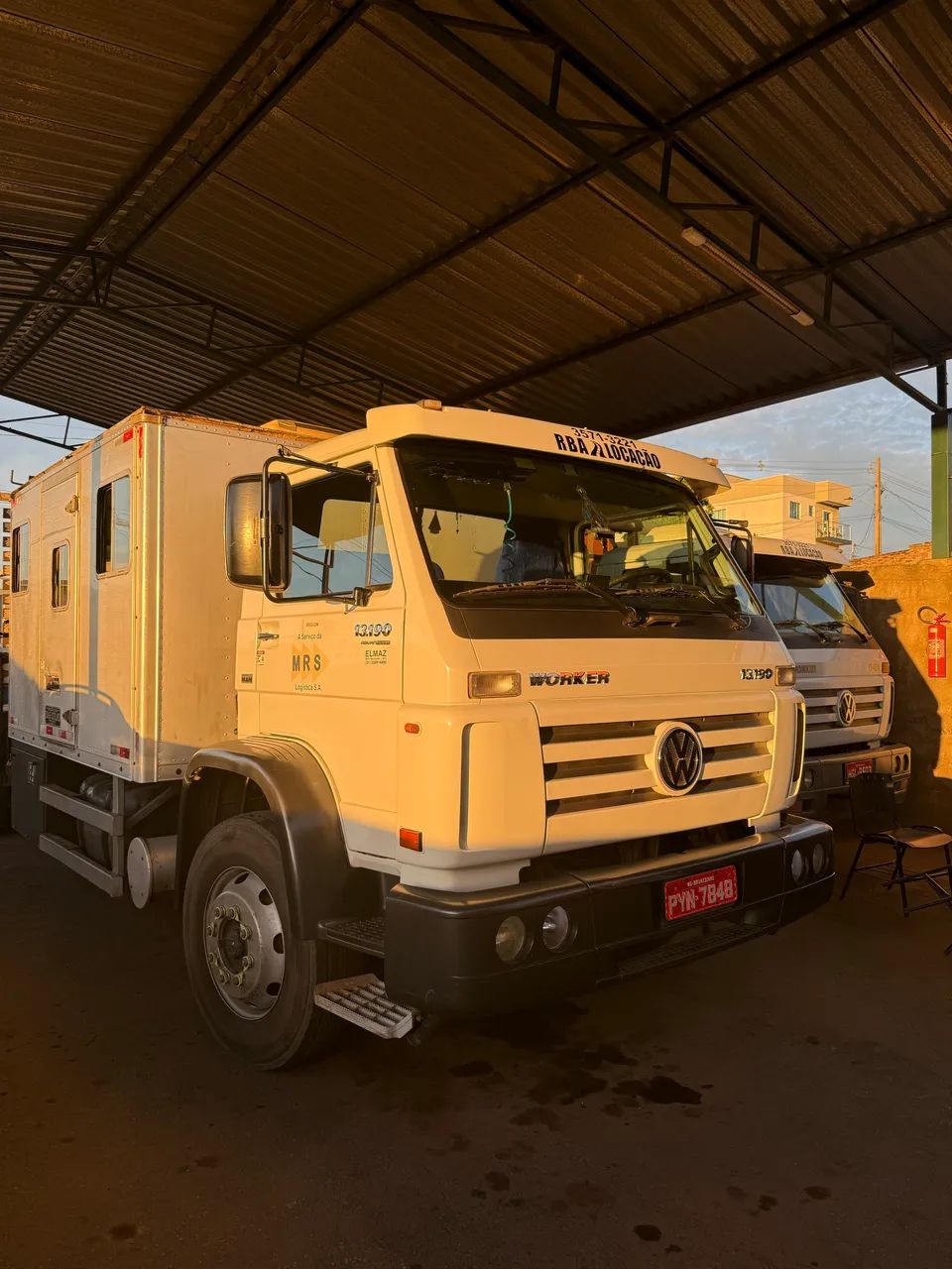 Caminhão com cabine suplementar 18 lugares 