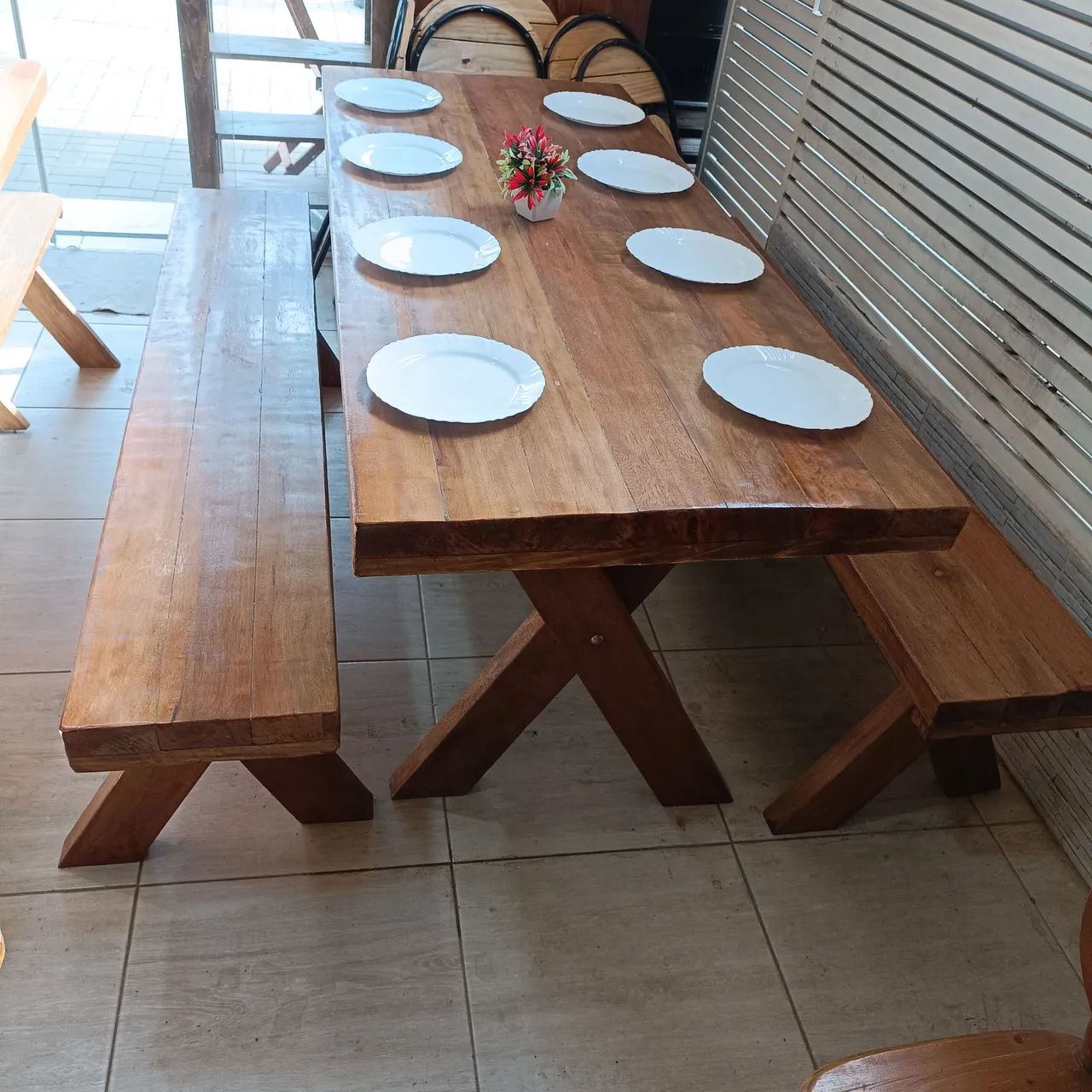 Conjunto de mesa e bancos de madeira rústica - Foto 5