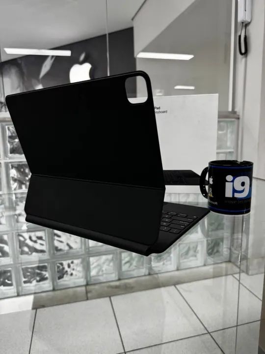 iPad Magic Keyboard Cor : Black  Compatibilidade:  iPad Pro 12.9? (3ª, 4ª, 5ª e 6ª GE )  - Foto 4