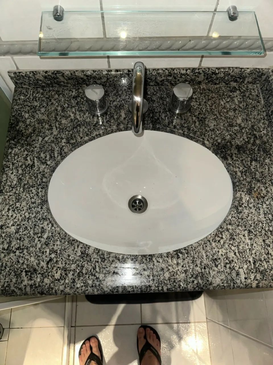 Armário de Banheiro Branco com bancada em granito - Foto 2