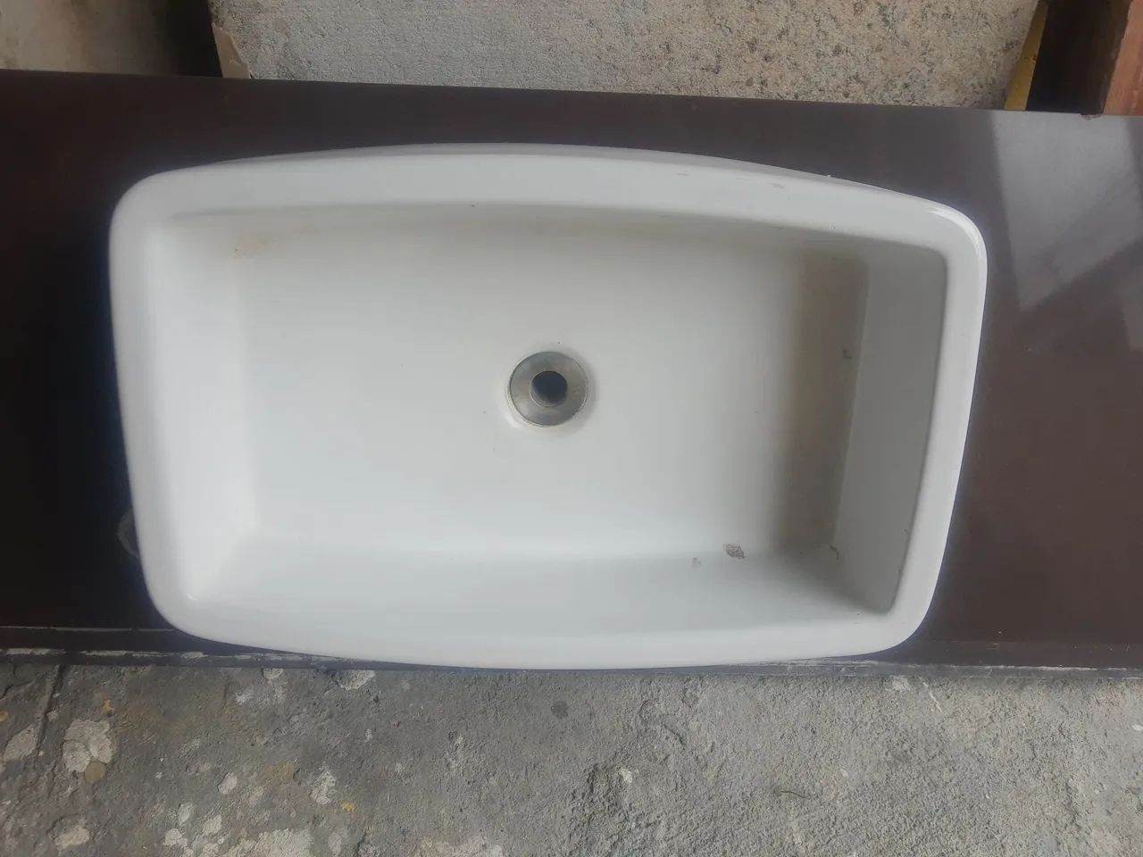 Pia em porcelanato com cuba em cerâmica.