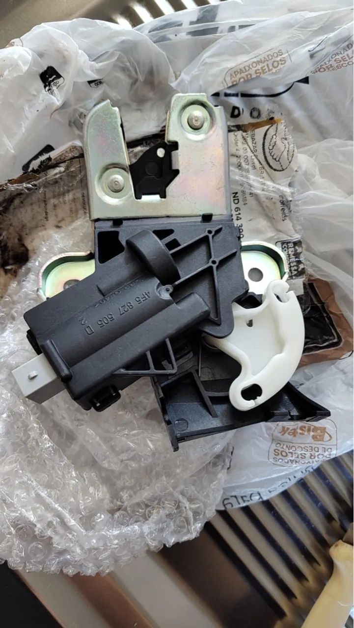 Fechadura porta malas Passat B7 - 4F5827505D