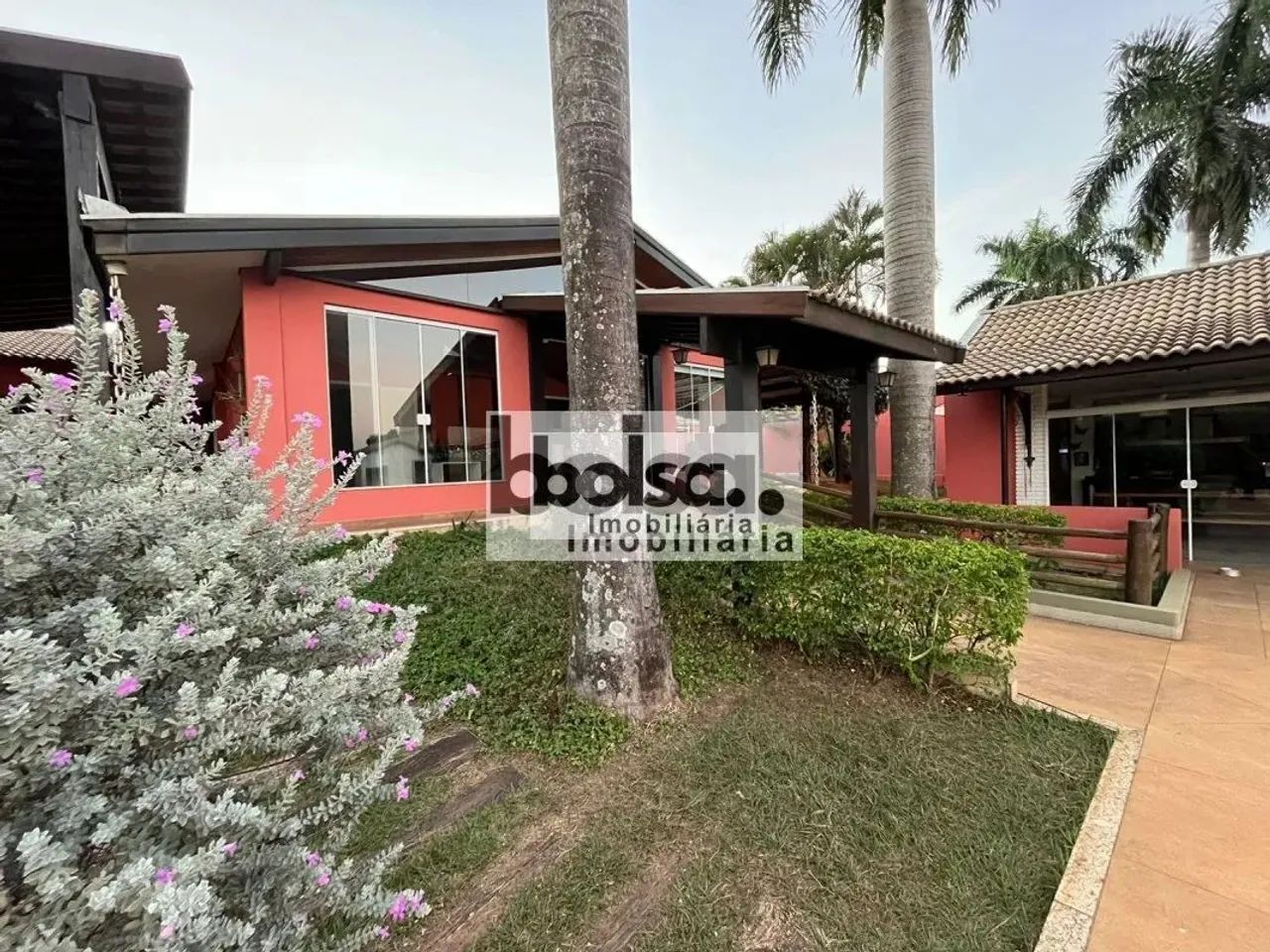 LINDA CASA NO CONDOMINÍO SHANGRI-LÁ COM 4 SUÍTES ! !