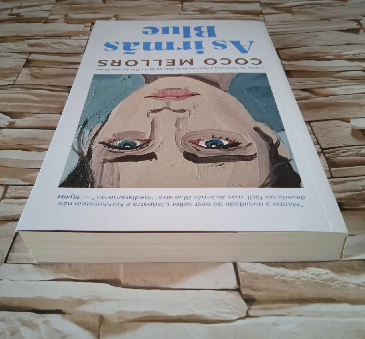 As Irmãs Blue, de Coco Mellors. Editora Astral Cultural  - Foto 4