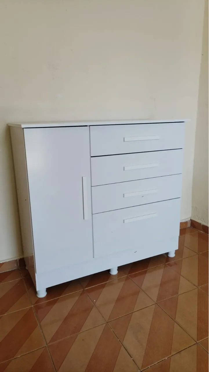 Cômoda branca com gavetas e porta e pés