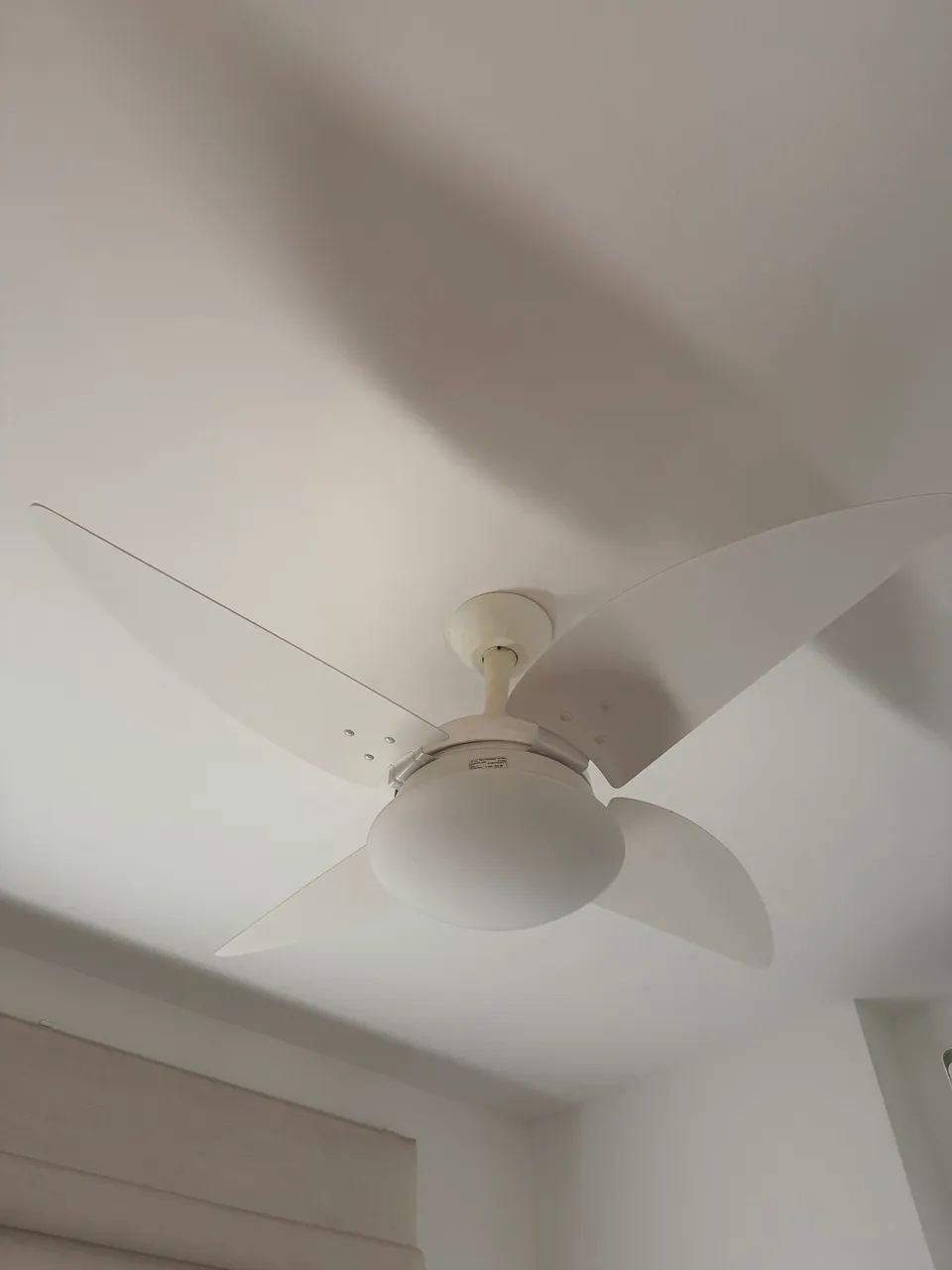 Ventilador de teto branco com luminária 