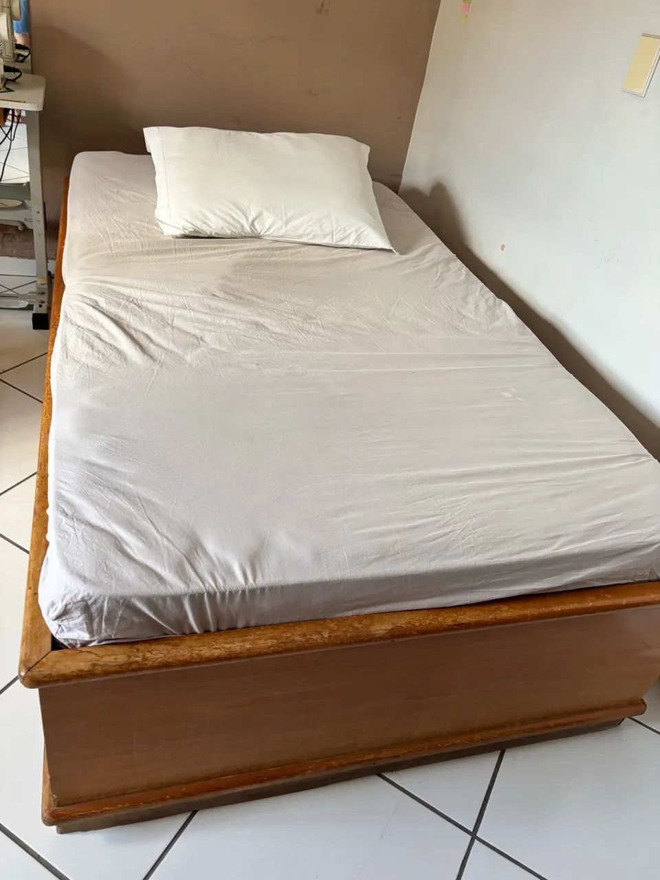 Cama solteirão Madeira com colchão usado 