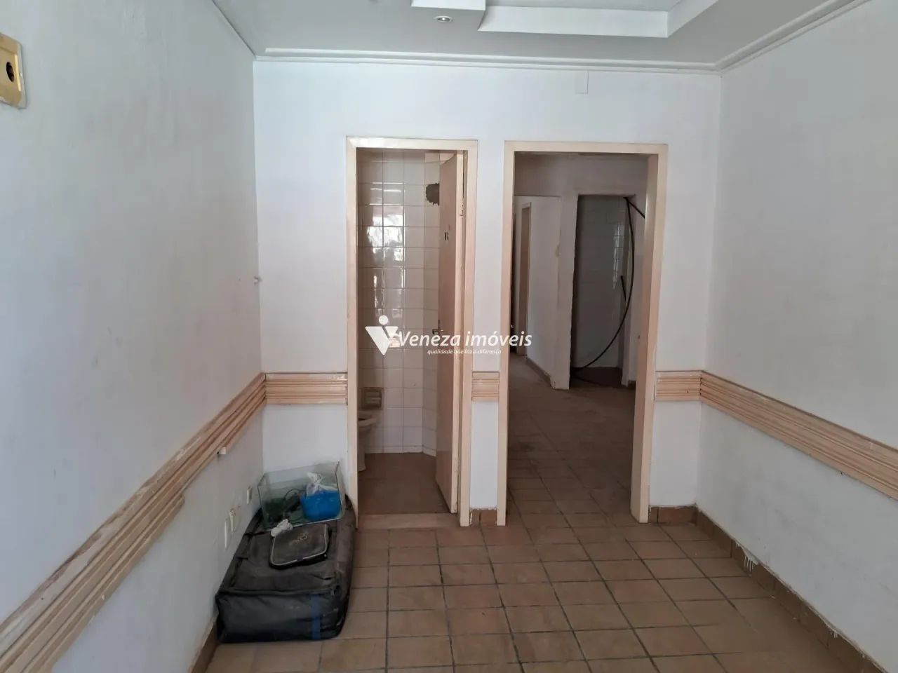 Sala comercial com 03 salas e 02 banheiros para aluguel - Foto 2
