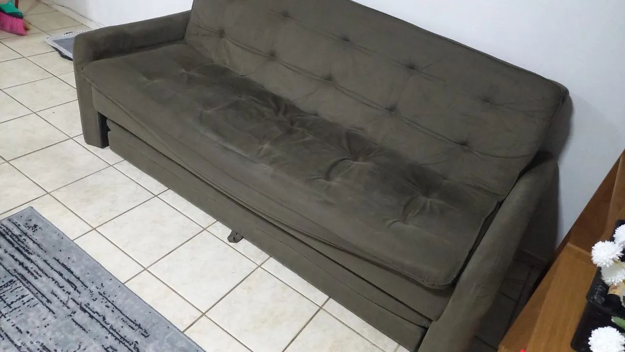 Sofa com o tecido muito bom, apenas essa parte pra restaurar a espada e cintas de apoio - Foto 5