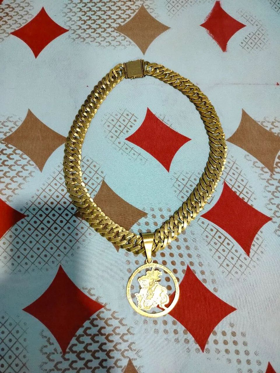 Cordão feito de moeda antiga com medalha