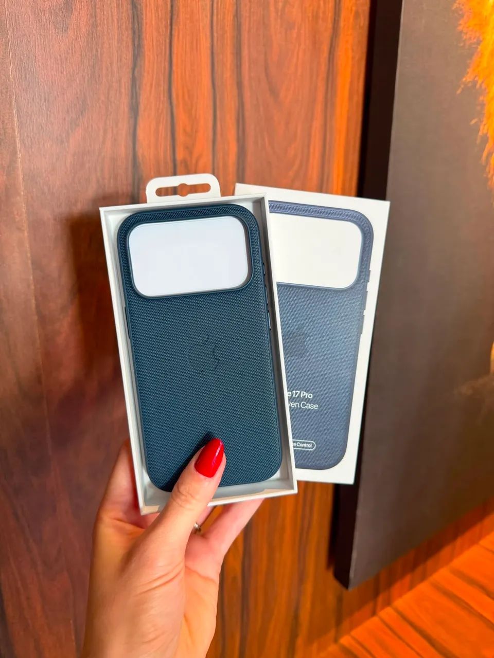 Capa Original Apple de tecido TechWoven com MagSafe para iPhone 17 Pro - Azul - Foto 2