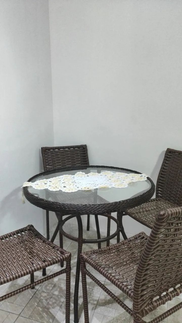Conjunto mesa e cadeiras