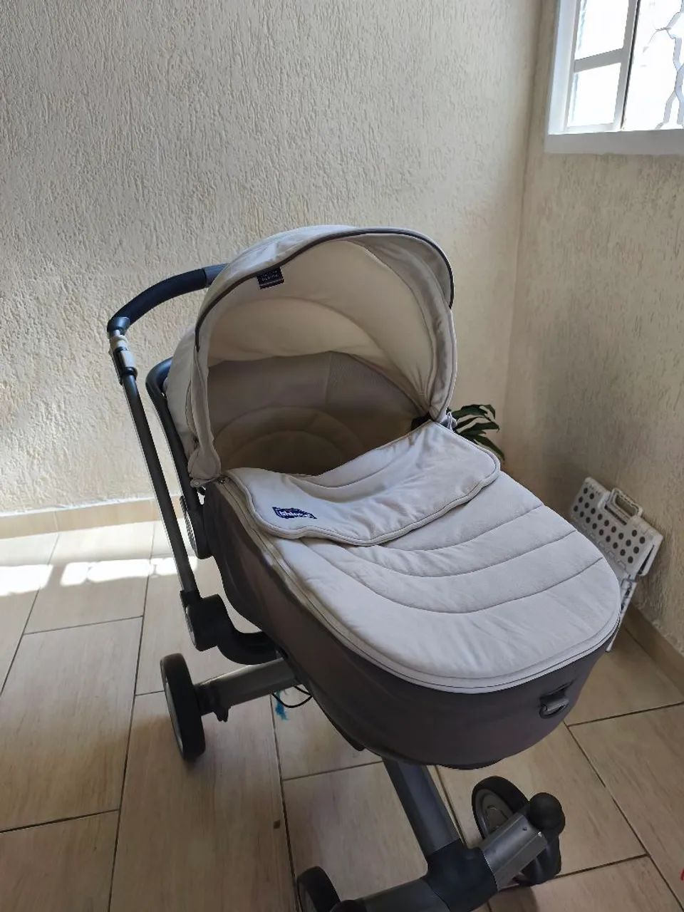 Carrinho de bebê com bebê conforto 