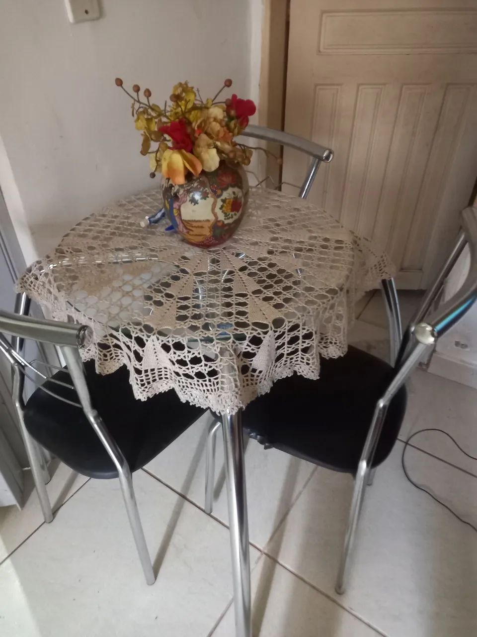 Mesa com 3 cadeiras 