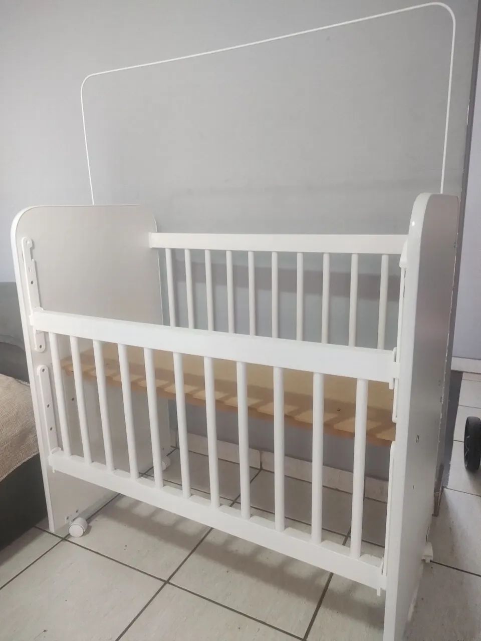 Mini berço infantil, com regulagem de altura e grades móveis. - Foto 3