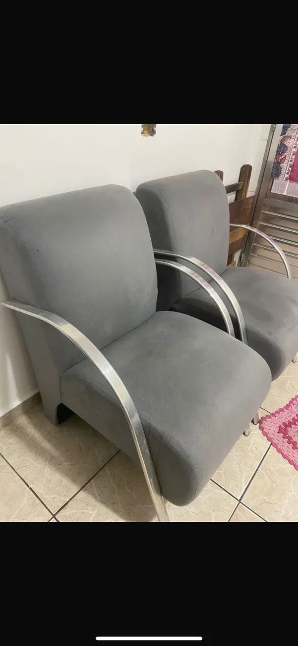 Par de poltronas cinza com braço de metal 