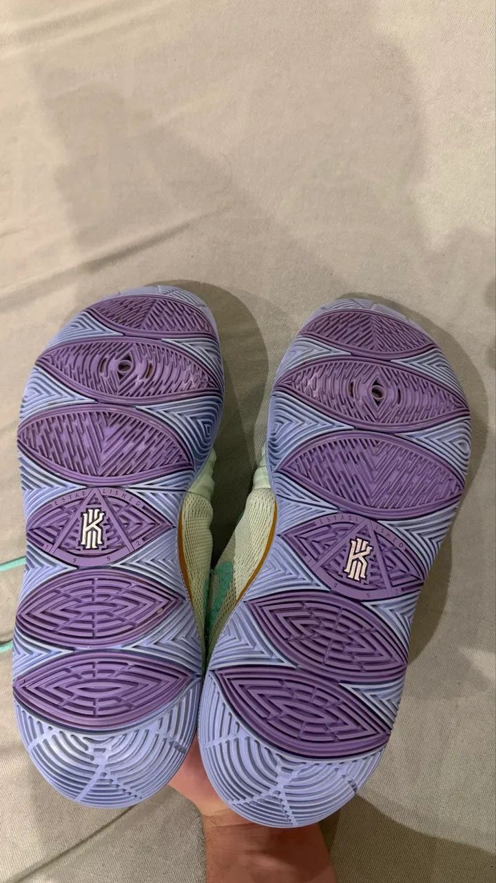 Tenis Kyrie 5 Squidward Tam 42 - Foto 4