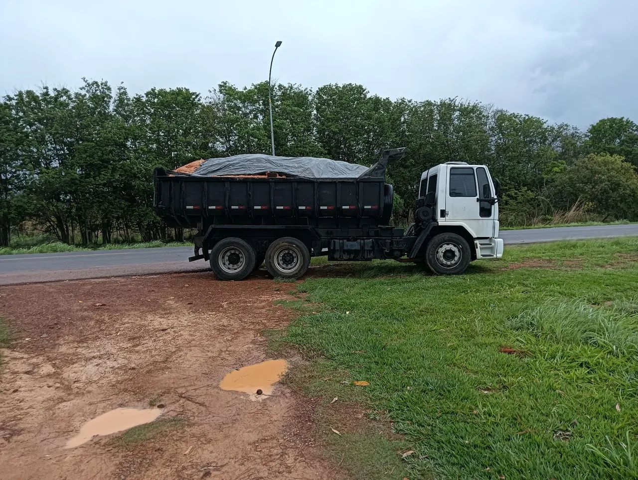 Ford cargo 2428 e conservado - Foto 3