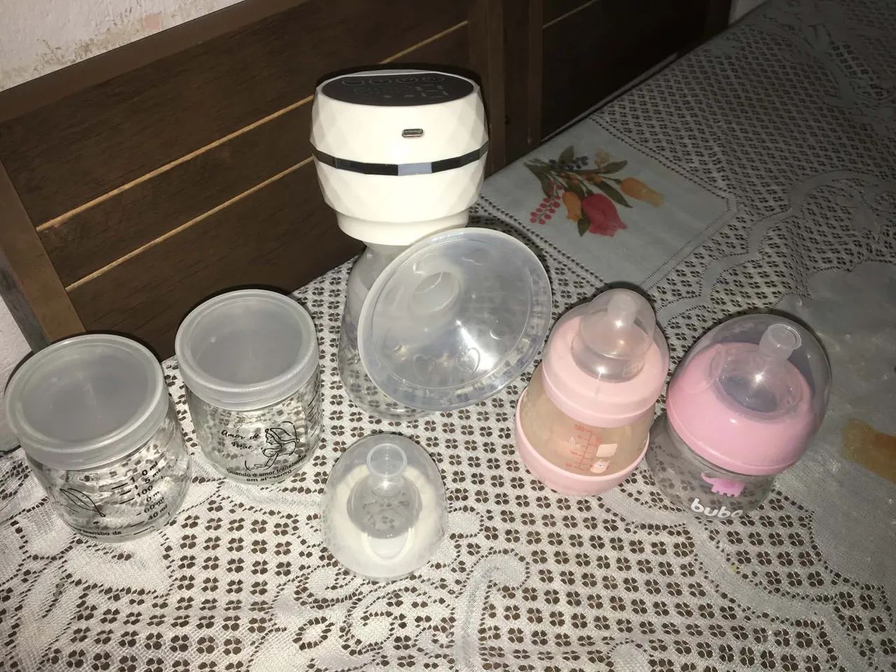 Kit com bomba de leite, mamadeiras e potes - Foto 2