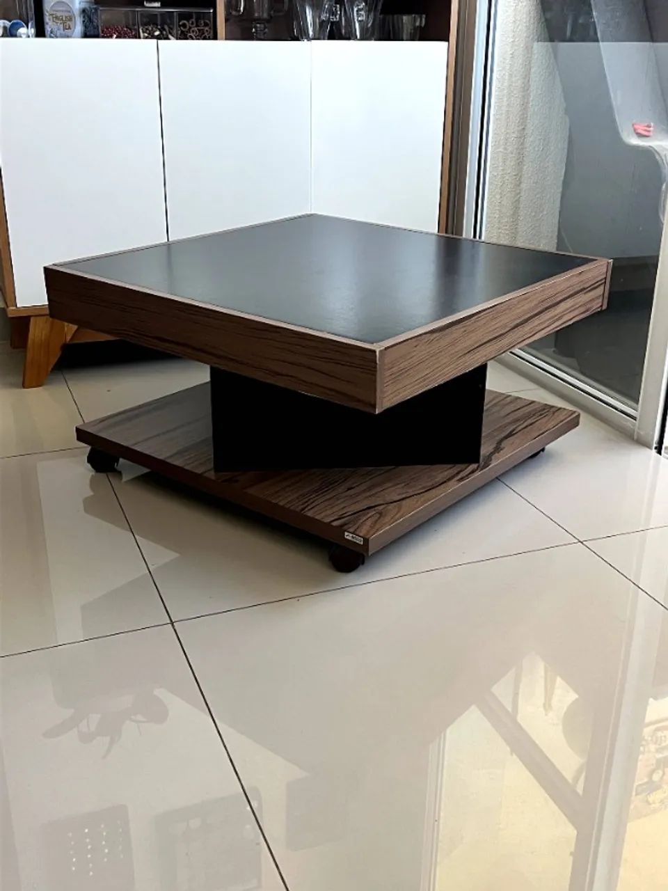 Mesa de centro preta com rodinhas (outlet) - Foto 2