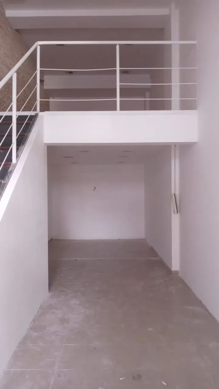 Loja com 24m² de piso + mezanino no Shopping Estrada do Coco