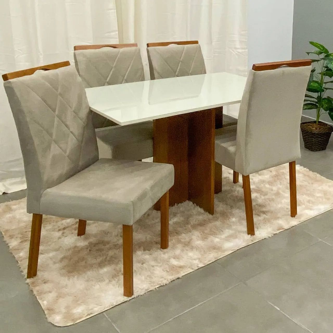 Mesa de jantar com 4 cadeiras de madeira maciça