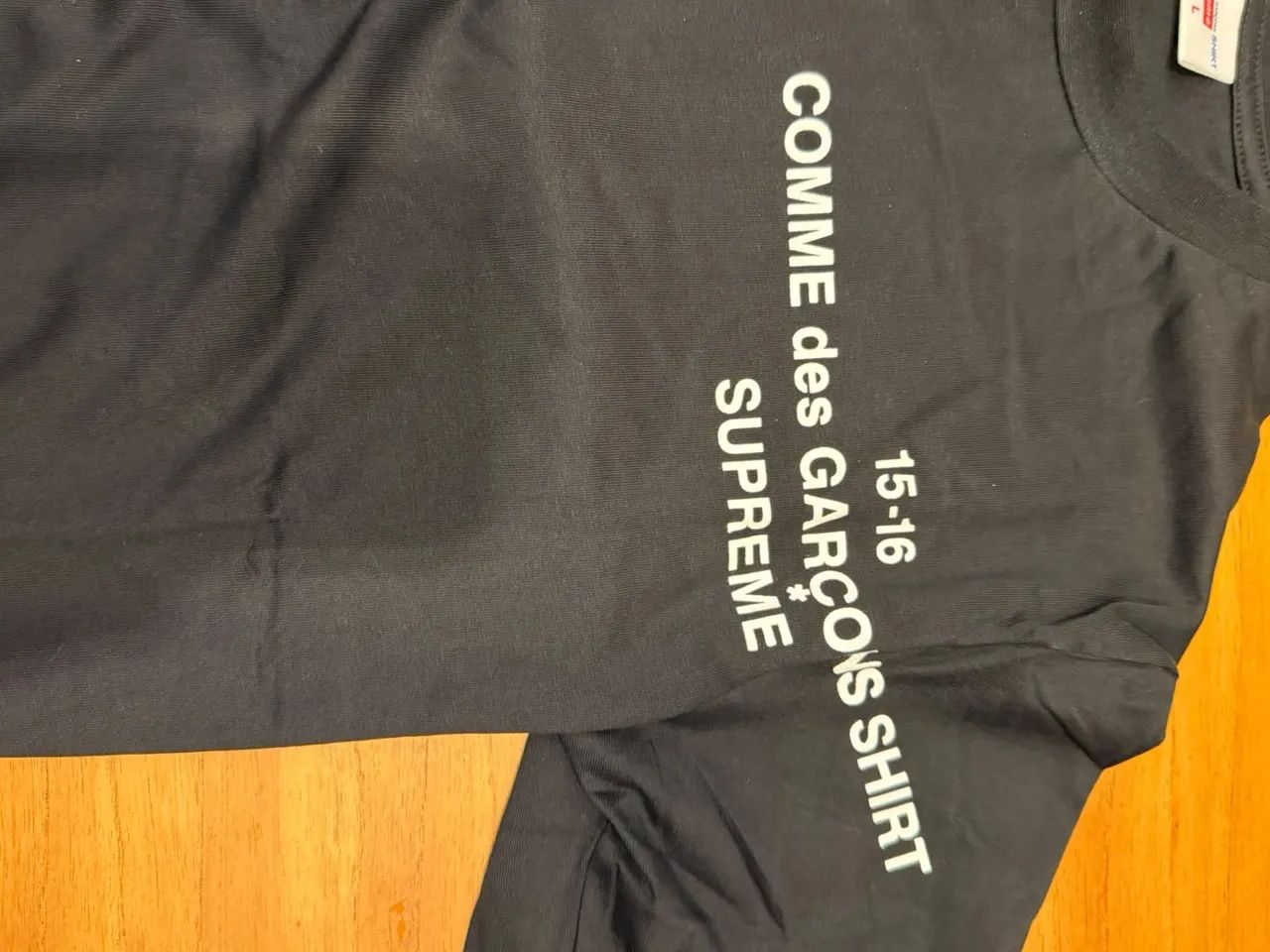 camiseta supreme x comme des garçons - Foto 2