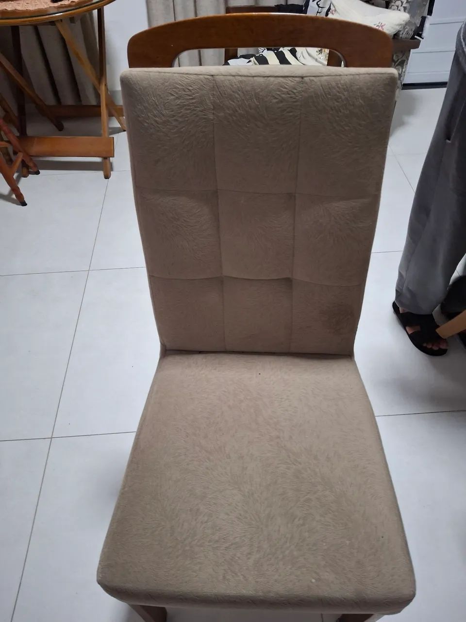 Excelente mesa de madeira com vidro retangular com 6 cadeiras  - Foto 4